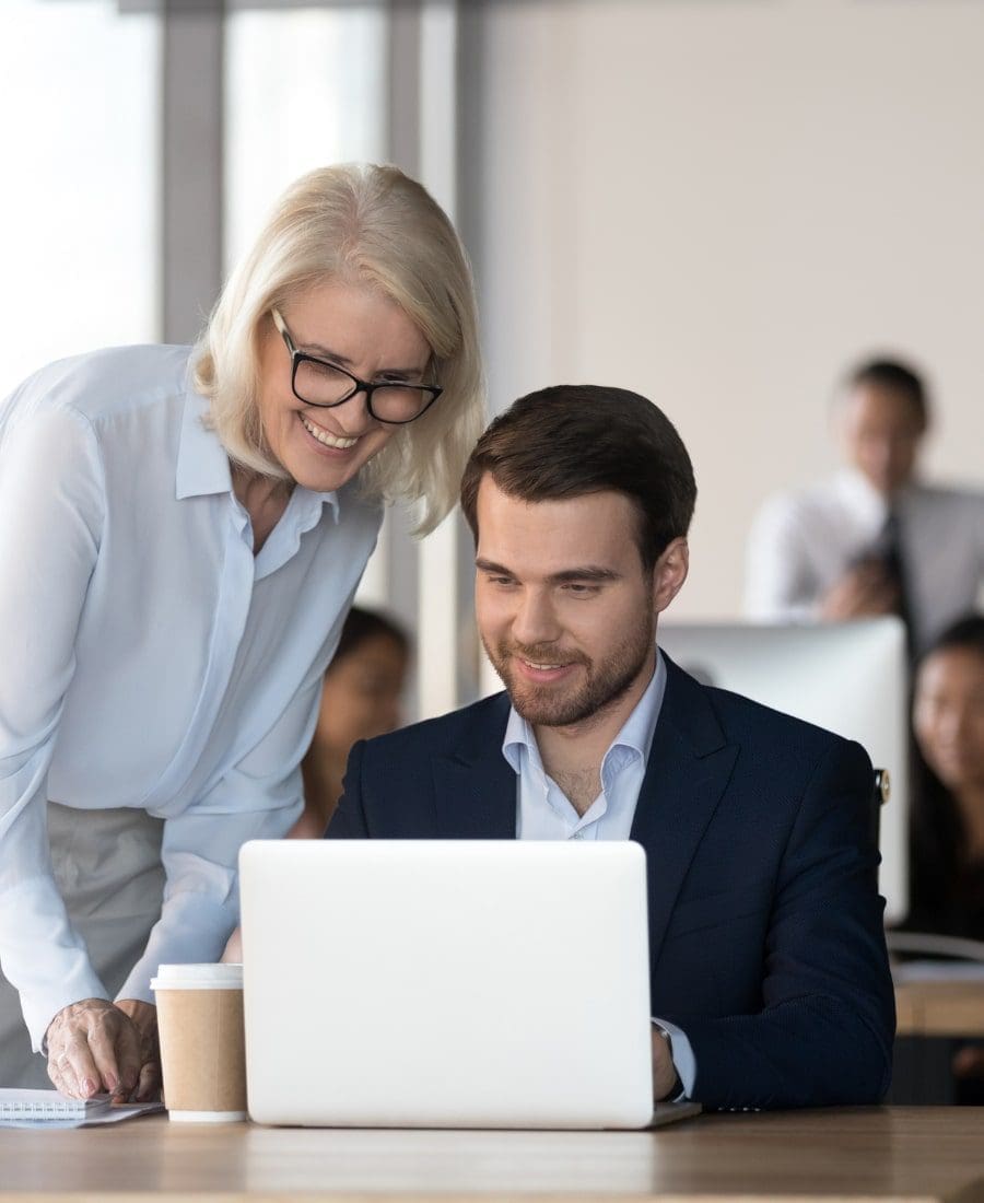 Qu’est-ce qu’est la formation continue ? 2 eleve qui apprend dun professionnel