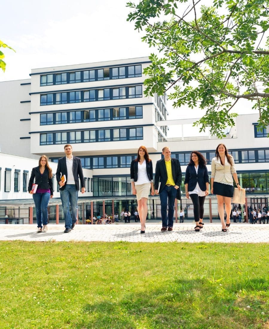 etudiant marchant devant une universite ecole