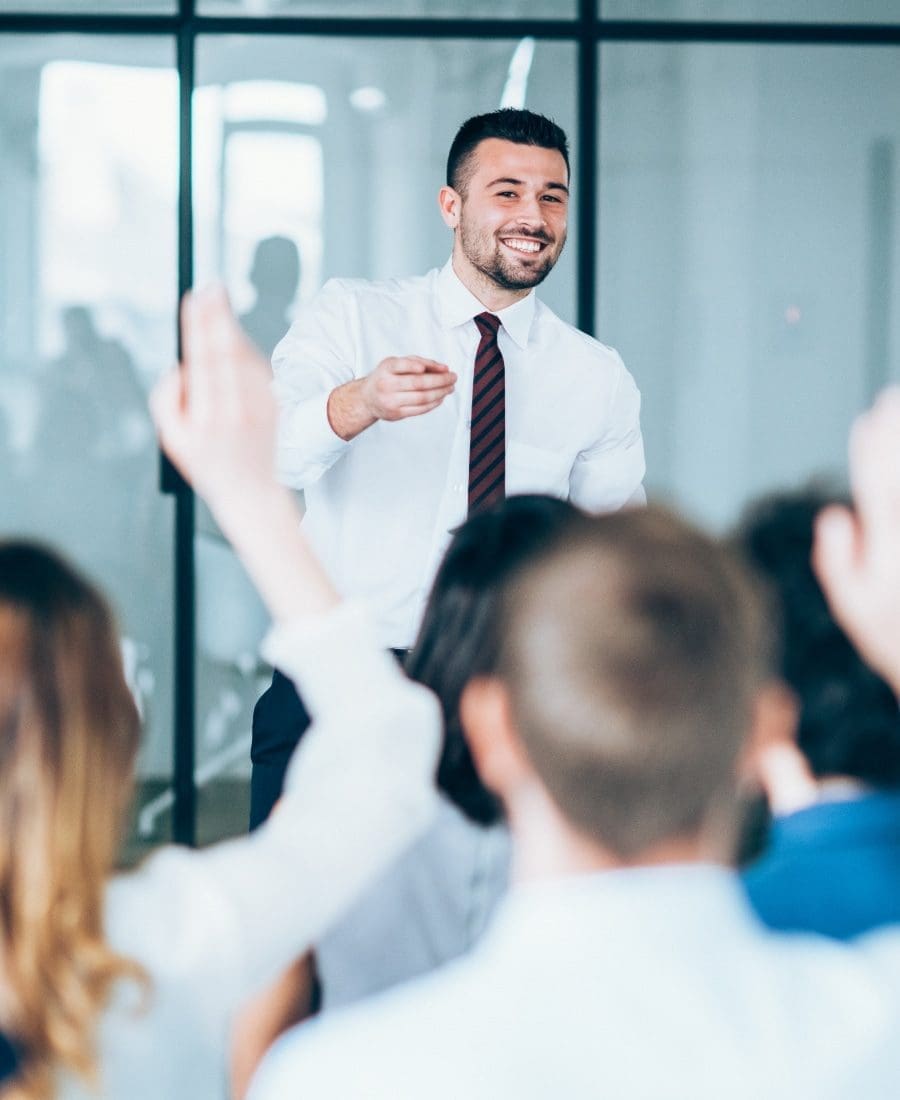 Qu’est-ce qu’est la formation continue ? 1 professionnel qui donne un cours en formation continue